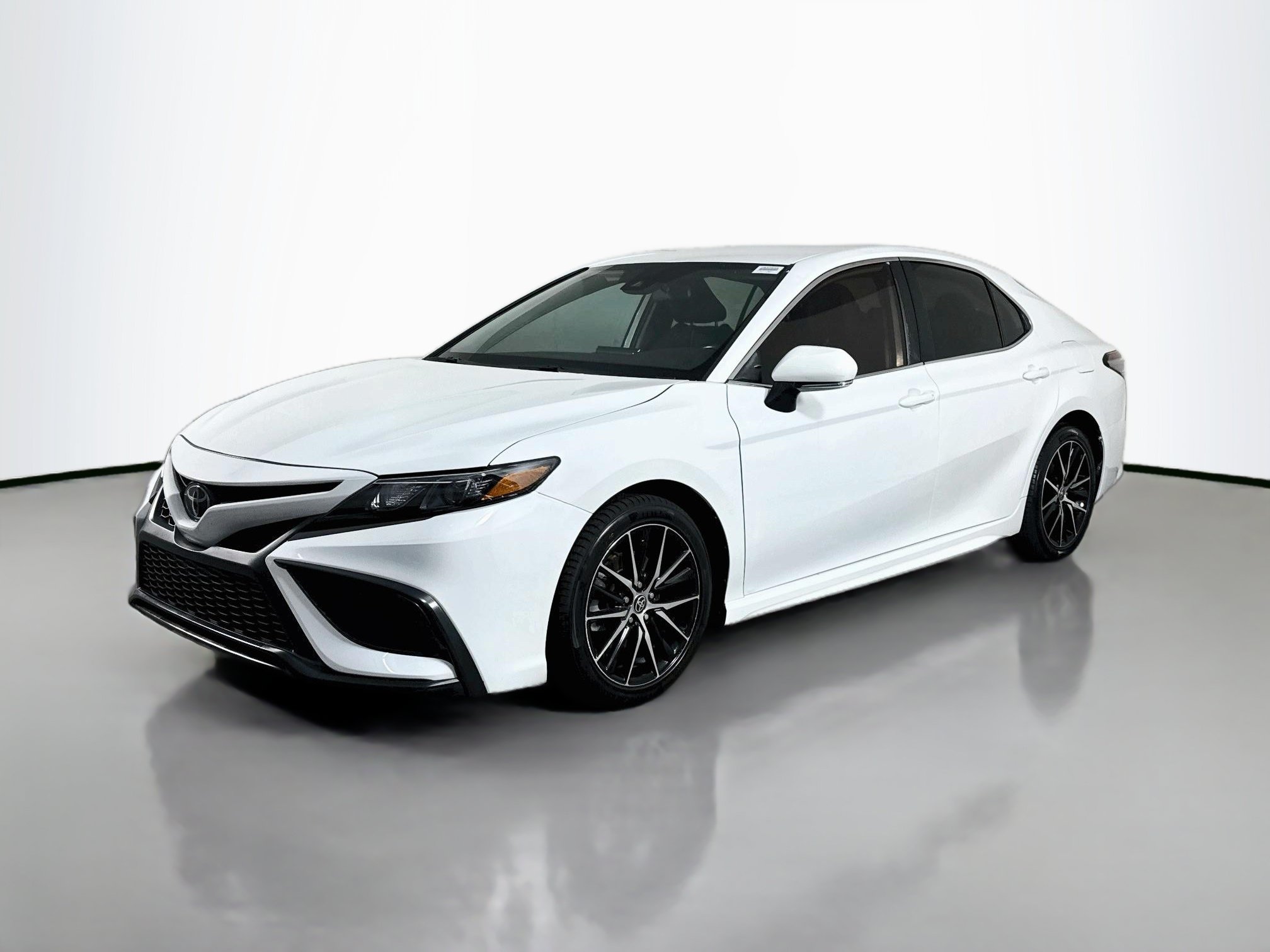 Used 2023 Toyota Camry SE FWD image 4