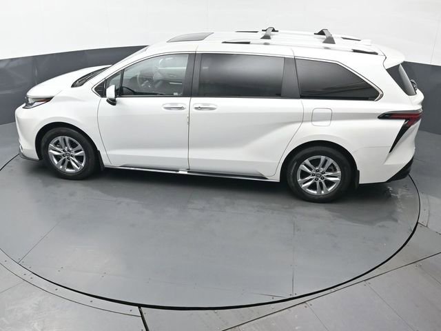 Used 2023 Toyota Sienna Limited image 45