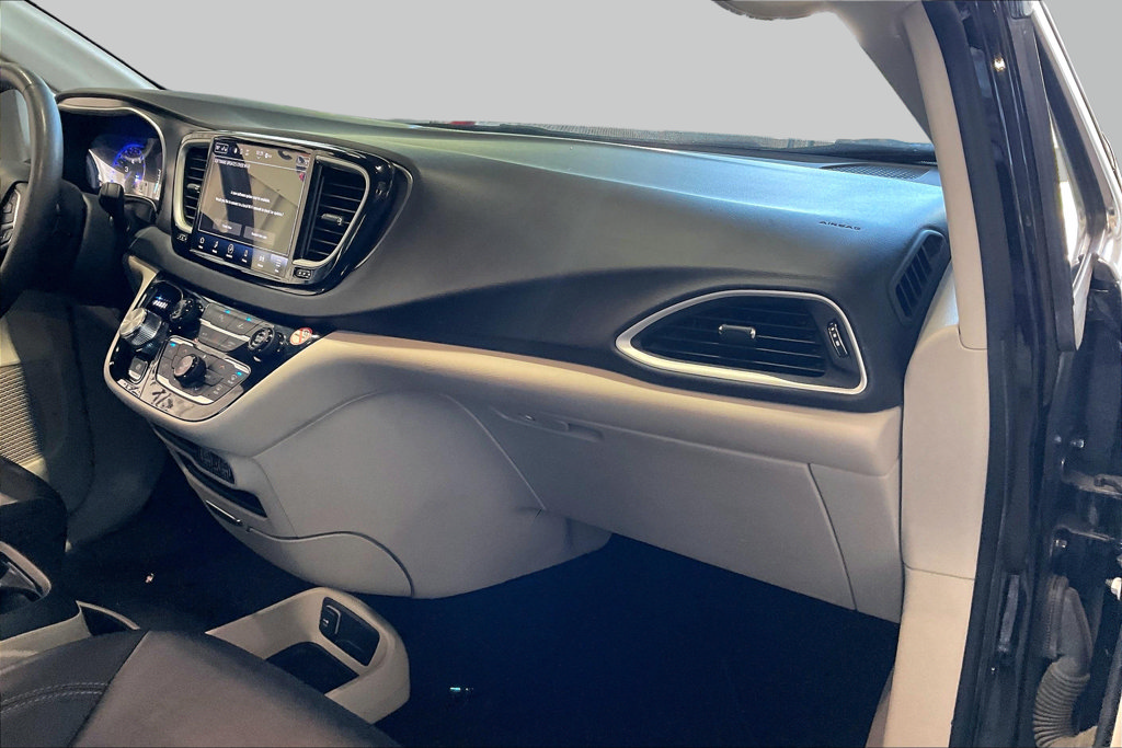 Used 2024 Chrysler Pacifica Touring-L FWD image 23
