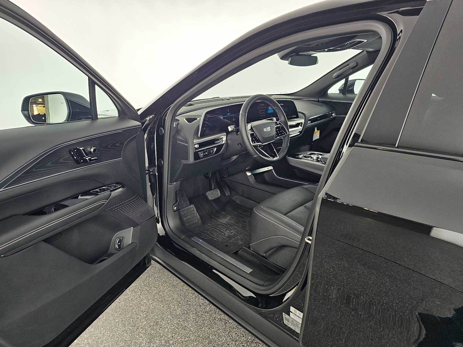 Used 2025 Cadillac Lyriq Luxury w/ LPO, Floor Liner Package image 18