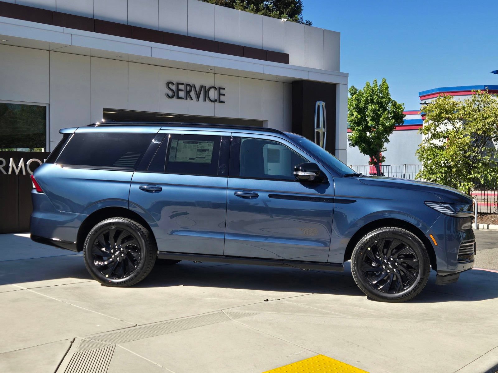 New 2027 Lincoln Navigator Reserve w/ Jet Appearance Package AWD/4WD image 6
