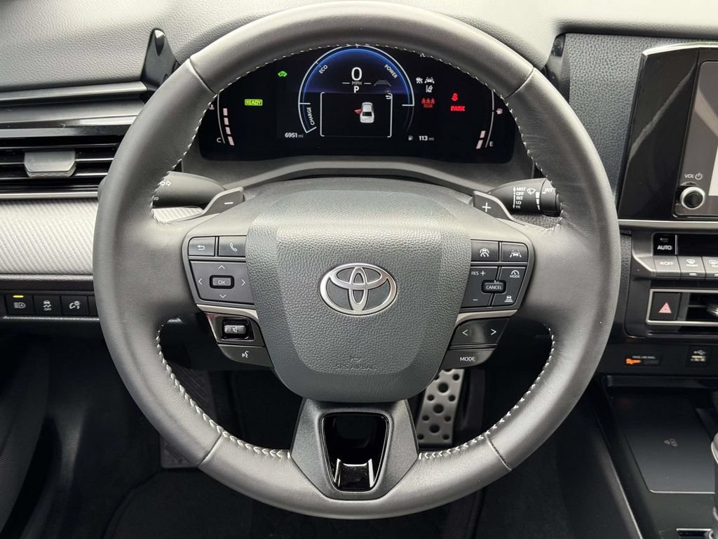 Used 2025 Toyota Camry SE FWD image 11