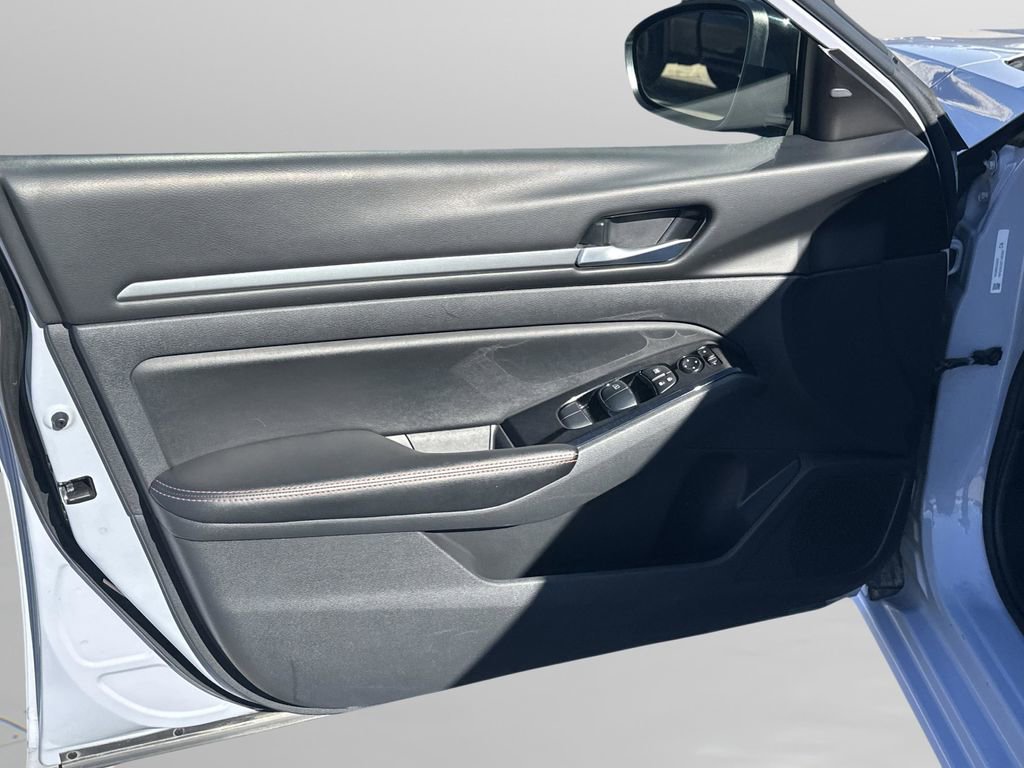 Used 2024 Nissan Altima 2.5 SR image 9