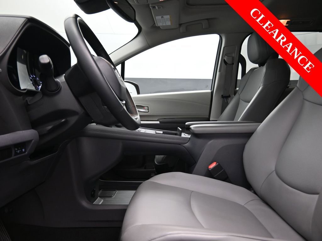 Used 2022 Toyota Sienna XLE image 13