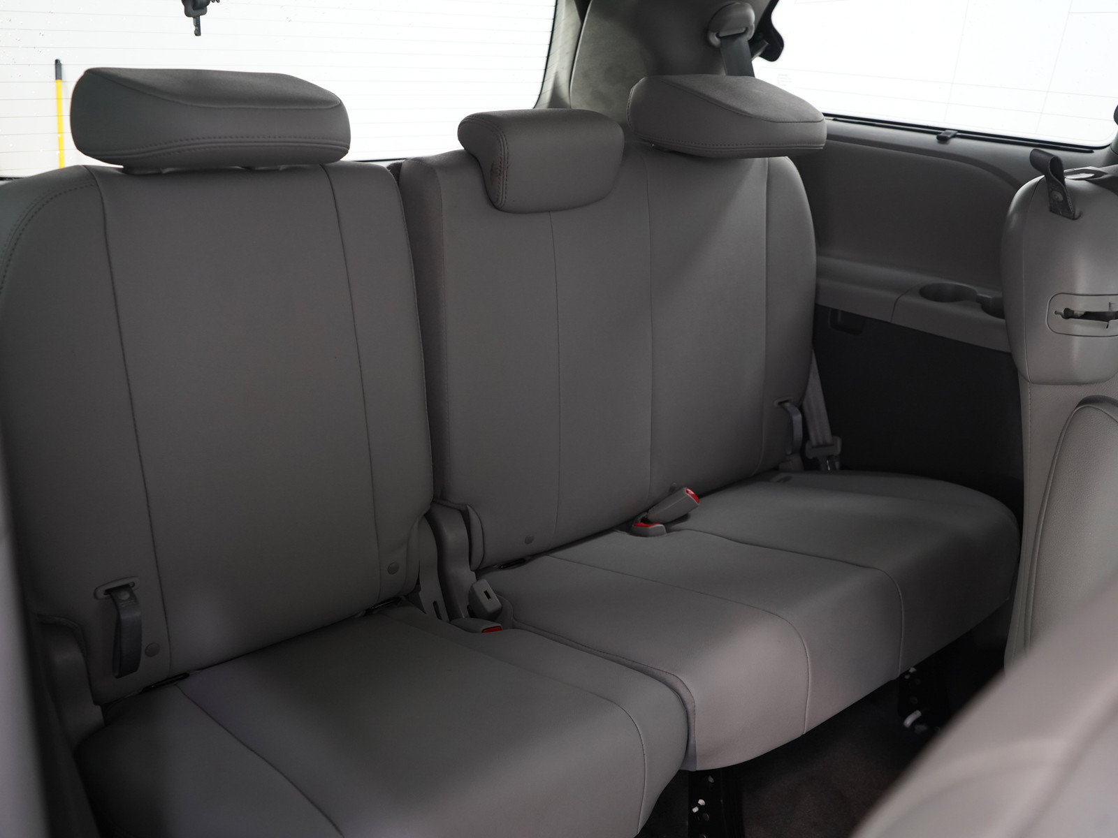 Used 2020 Toyota Sienna XLE Premium w/ Carpet Mat Package FWD image 15