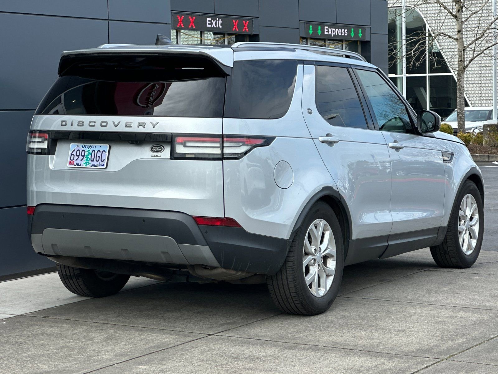 Used 2018 Land Rover Discovery SE image 3