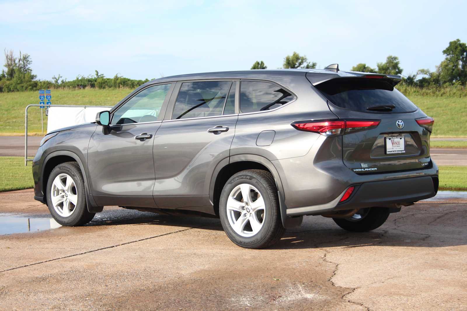 Used 2023 Toyota Highlander LE AWD/4WD image 7