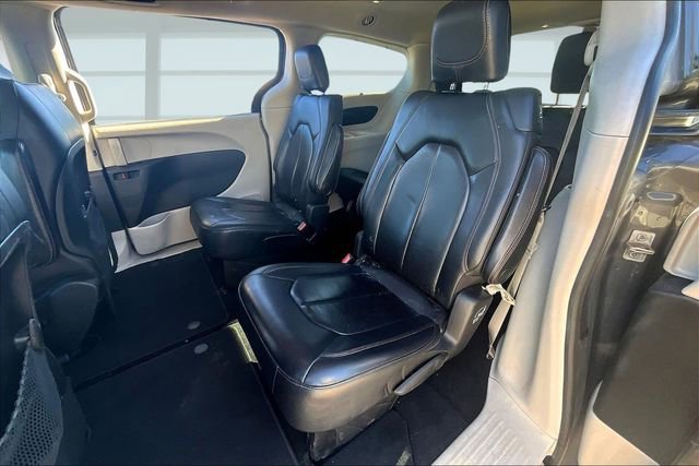 Used 2020 Chrysler Pacifica Touring-L image 26