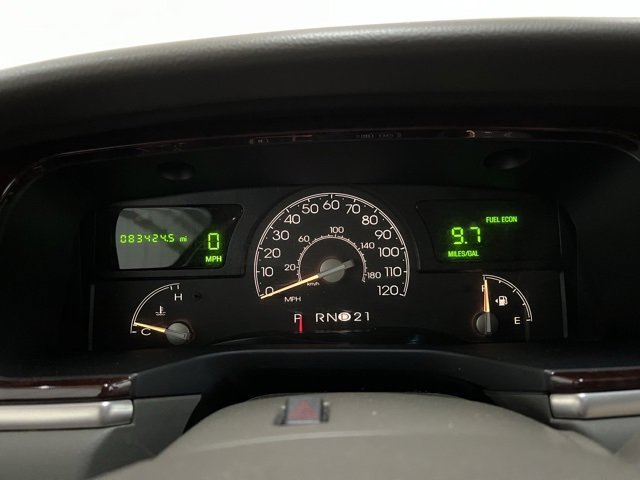 Used 2005 Lincoln Town Car Signature Limited image 41