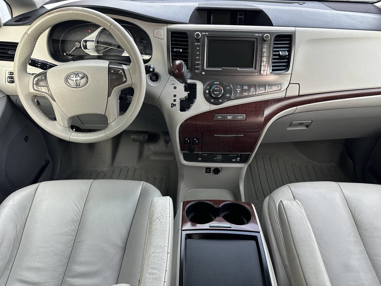 Used 2011 Toyota Sienna XLE w/ Premium Pkg image 12