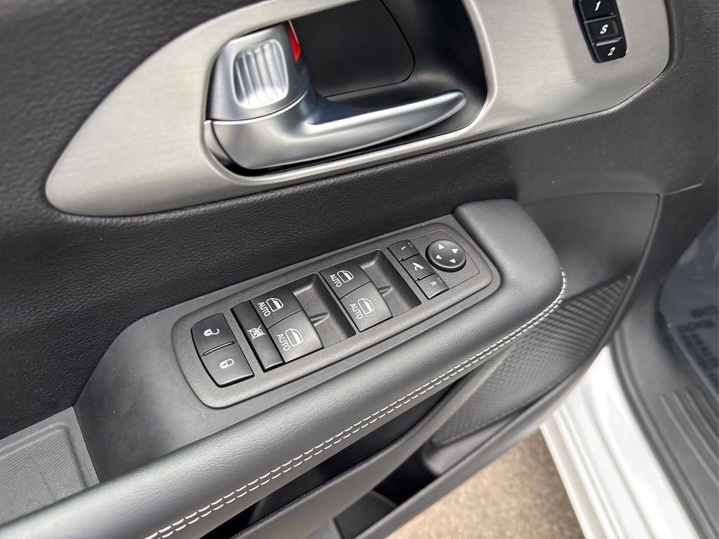 Used 2024 Chrysler Pacifica Limited w/ S Appearance Package image 36