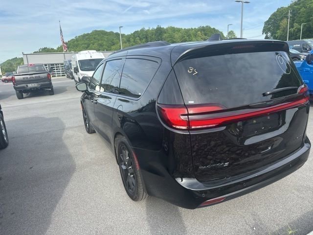Used 2025 Chrysler Pacifica Limited FWD image 28