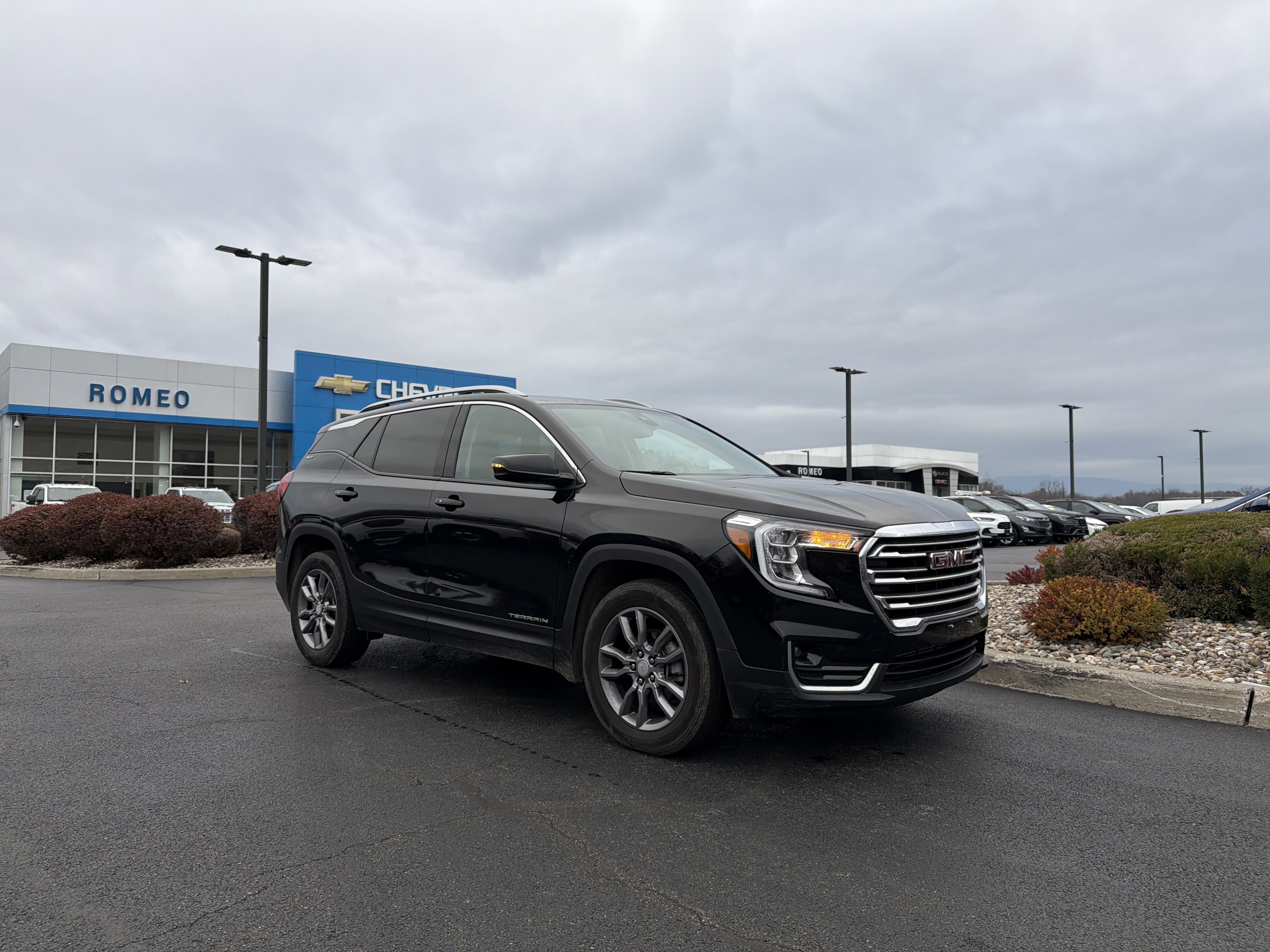 Certified 2023 GMC Terrain SLT image 3