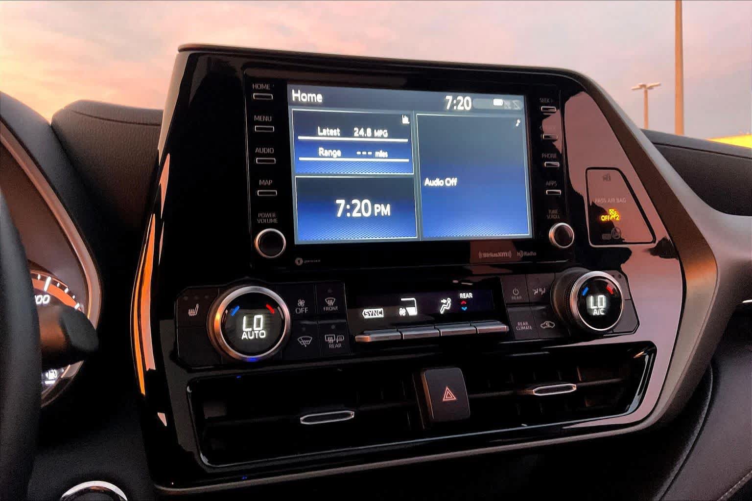 Used 2022 Toyota Highlander XLE FWD image 32