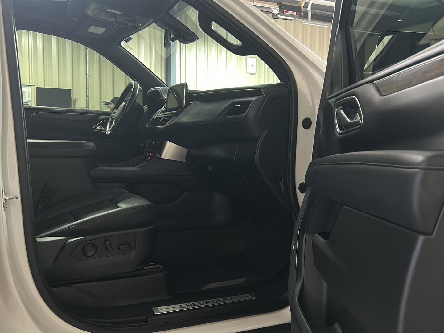 Used 2022 Chevrolet Suburban LT w/ Luxury Package image 11