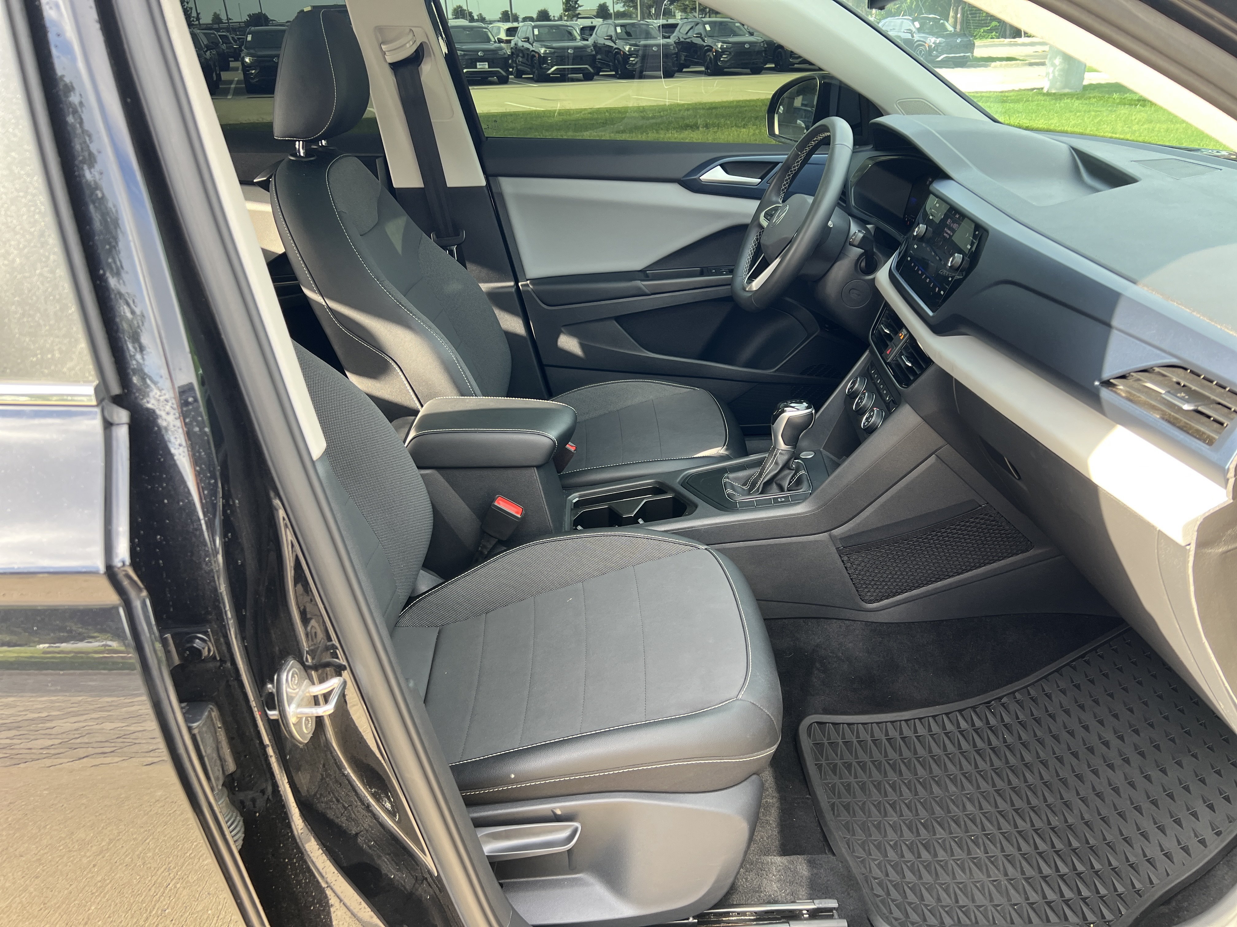 Used 2022 Volkswagen Taos SE w/ Panoramic Sunroof Package FWD image 28