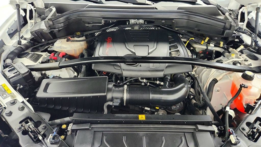 Used 2023 Alfa Romeo Stelvio Veloce AWD/4WD image 28