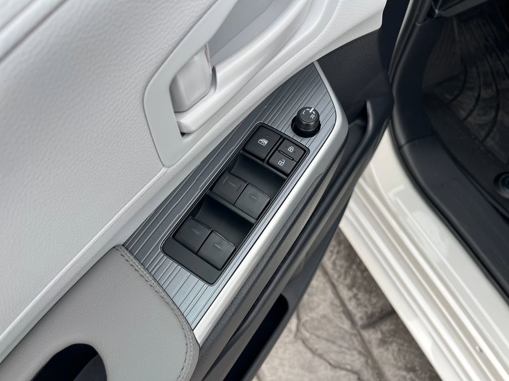 New 2025 Toyota Sienna LE image 12