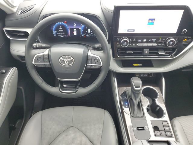 Used 2023 Toyota Highlander Platinum image 18