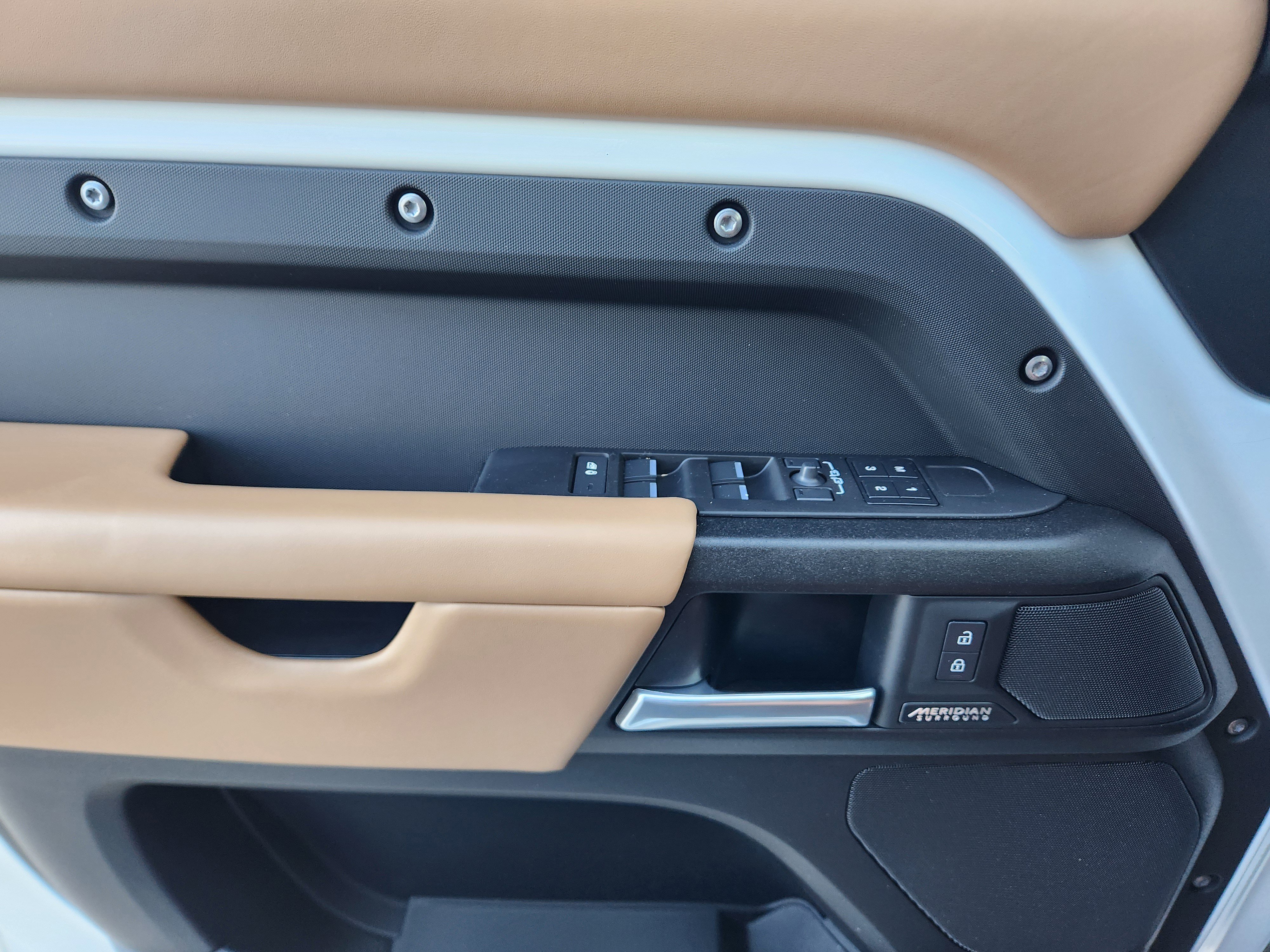 Certified 2025 Land Rover Defender 110 V8 image 23