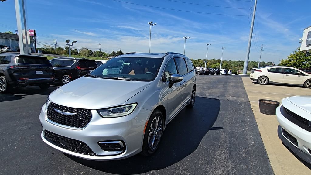 New 2026 Chrysler Pacifica Pinnacle w/ Trailer Tow Group FWD image 3