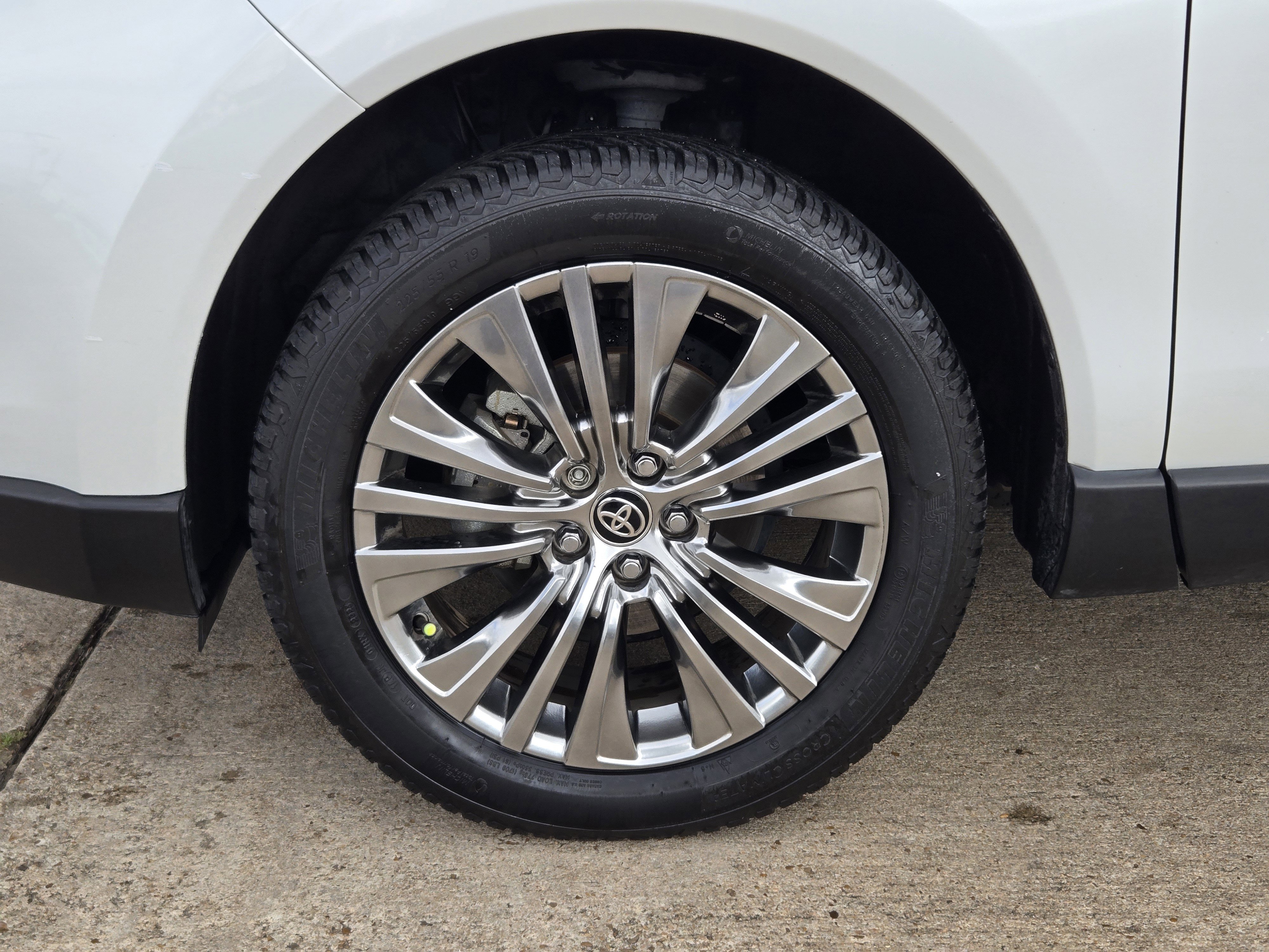 Used 2024 Toyota Venza XLE AWD/4WD image 7