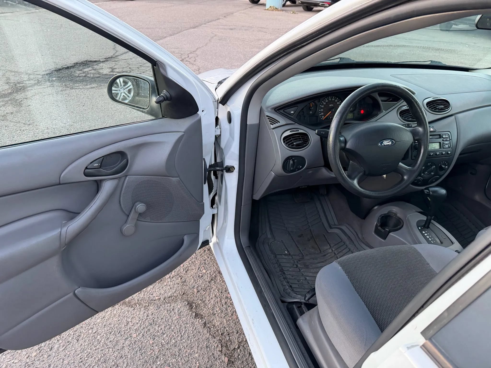 Used 2004 Ford Focus LX FWD image 11