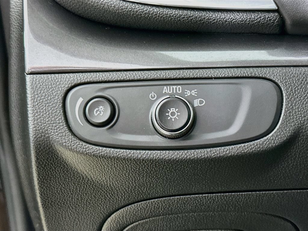 Used 2021 Buick Encore Preferred AWD/4WD image 12