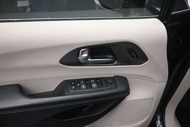 Used 2023 Chrysler Pacifica Touring-L FWD image 12