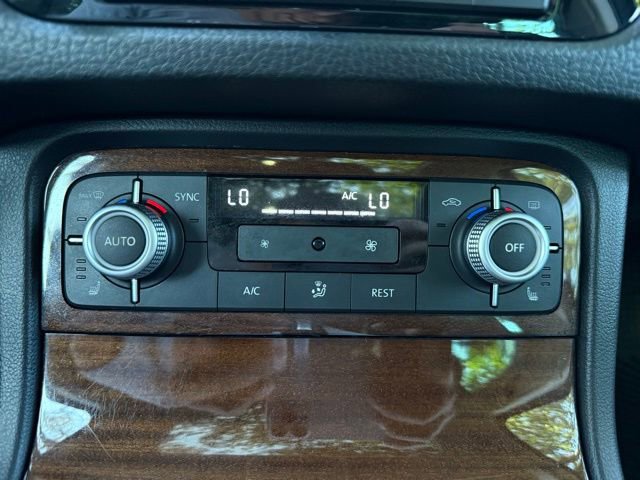 Used 2015 Volkswagen Touareg Sport AWD/4WD image 21
