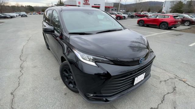 Used 2025 Toyota Sienna XLE Woodland Edition image 2