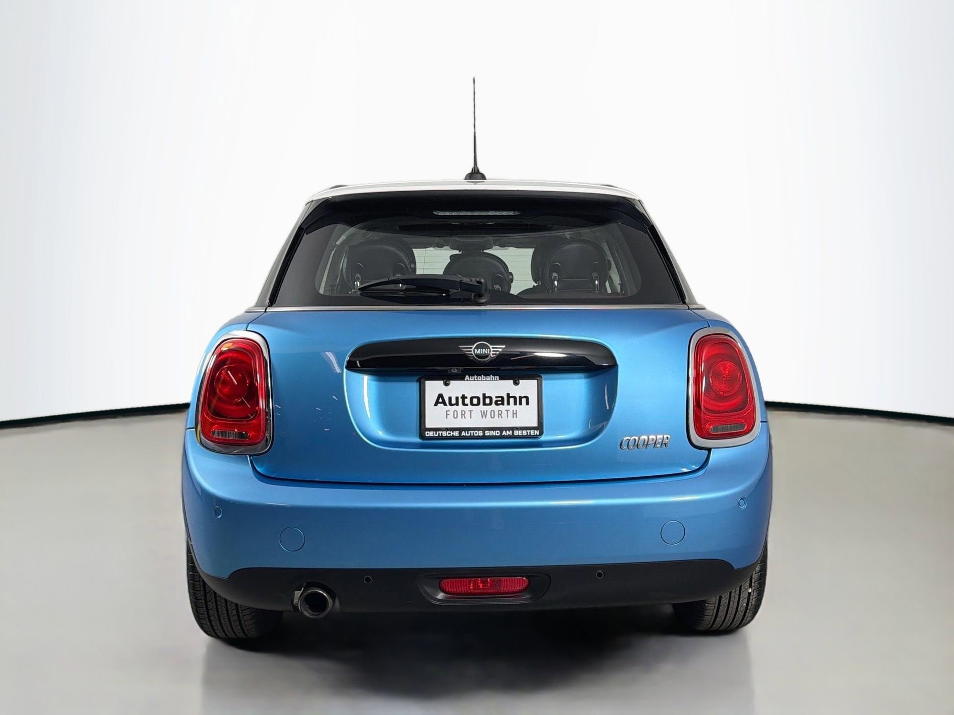 Used 2019 MINI Cooper 4-Door Hardtop w/ Storage Package image 7