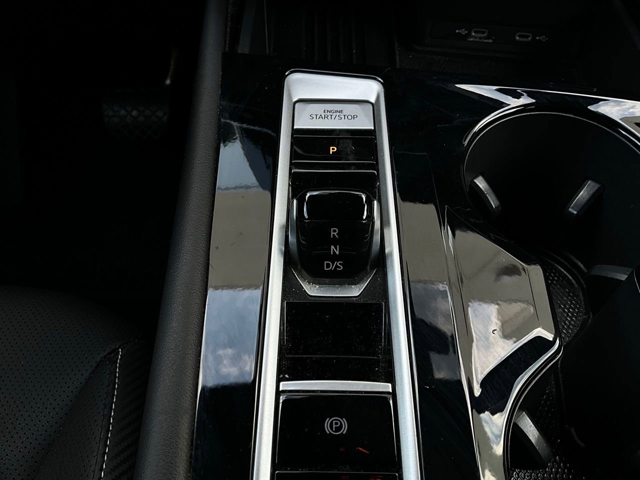 Used 2025 Volkswagen Atlas Cross Sport SE FWD image 25