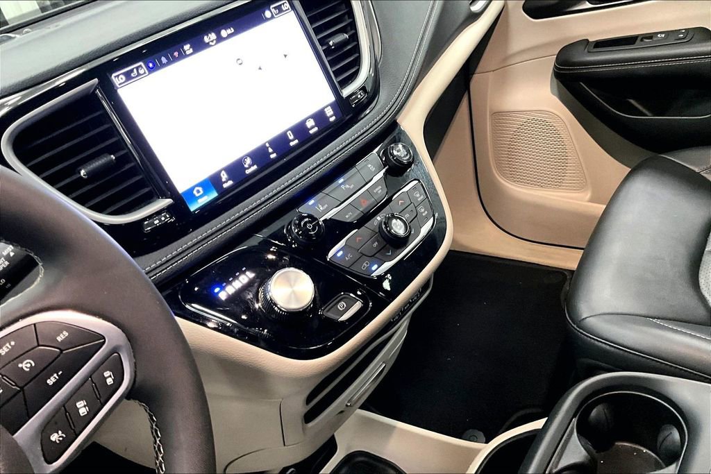 Used 2024 Chrysler Pacifica Select image 18