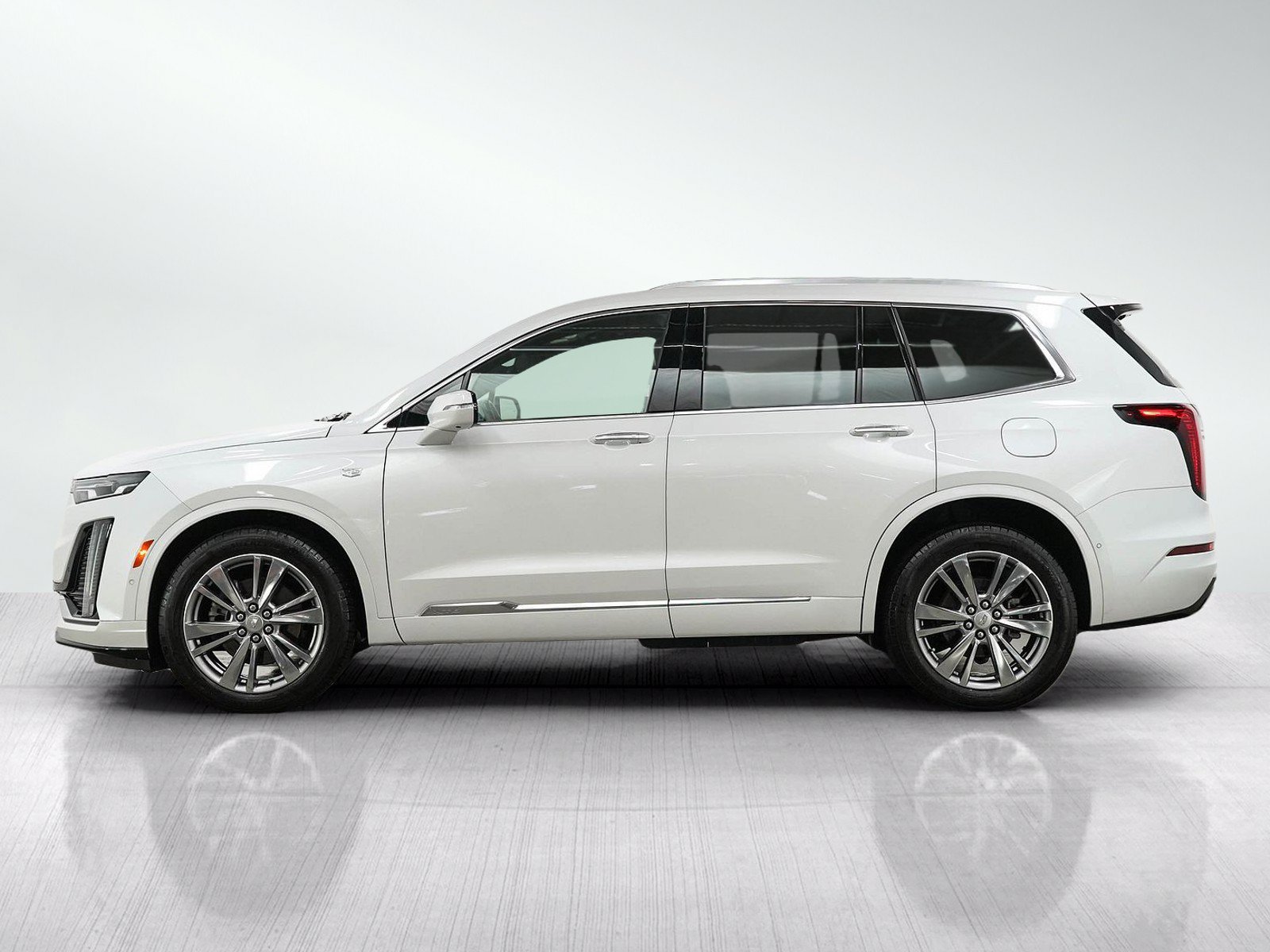 Used 2023 Cadillac XT6 Premium Luxury w/ Technology Package AWD/4WD image 2