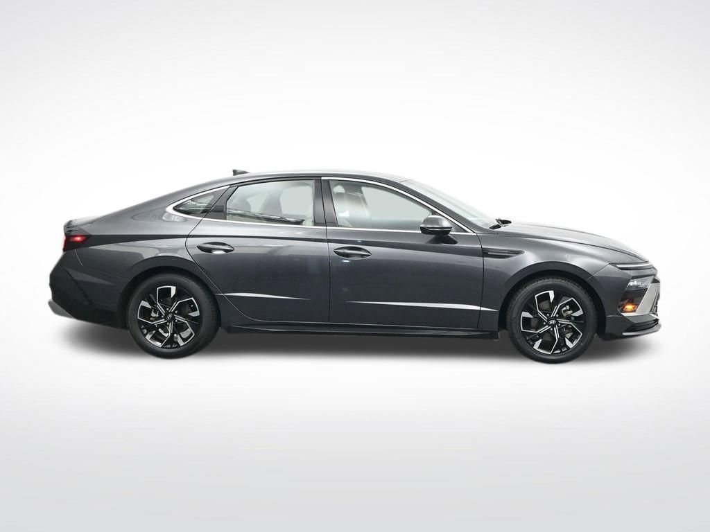 Used 2025 Hyundai Sonata SEL FWD image 4
