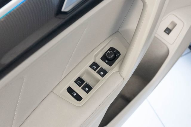Used 2022 Volkswagen Tiguan SE R-Line image 17