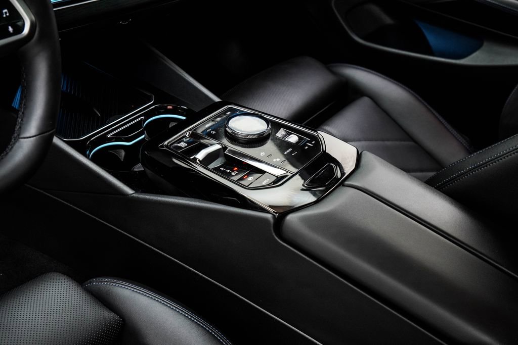 Used 2026 BMW 550e xDrive image 21