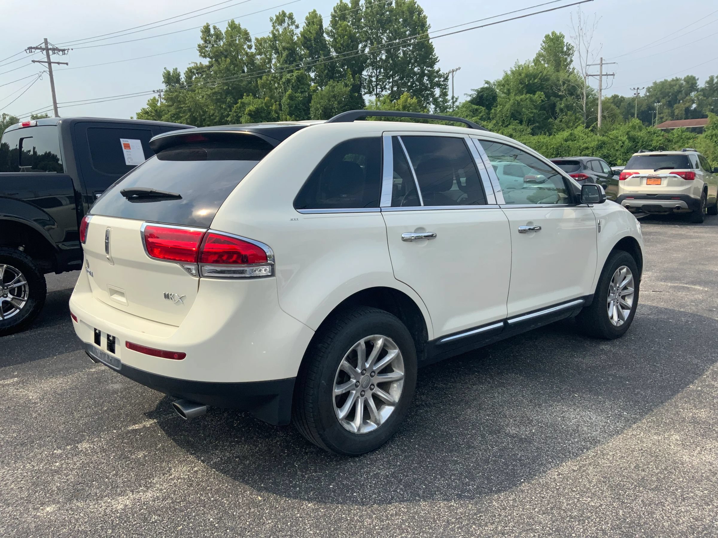 Used 2013 Lincoln MKX FWD image 3