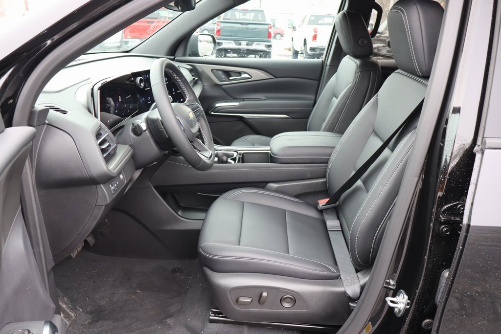 Used 2025 Chevrolet Traverse LT w/ Sun and Wheel Package image 4