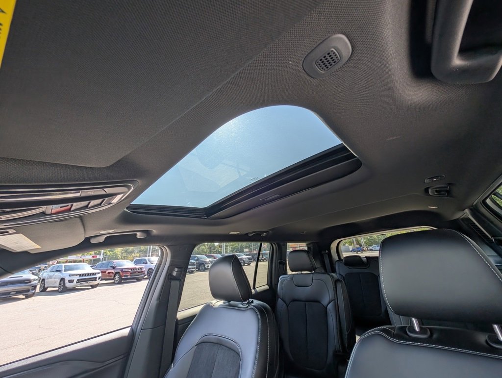 New 2025 Jeep Grand Cherokee L Altitude image 3