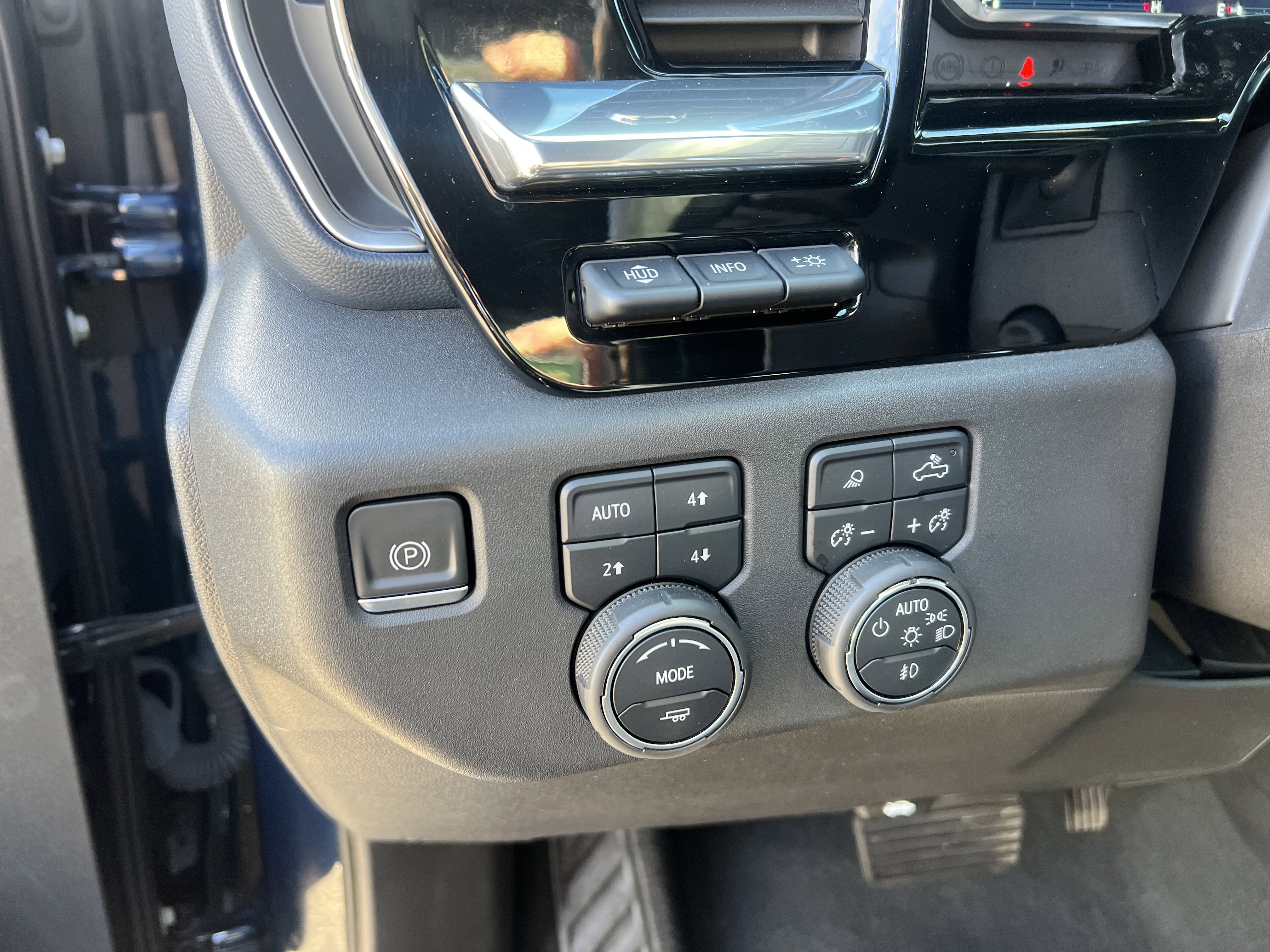 Certified 2022 Chevrolet Silverado 1500 High Country w/ Technology Package image 18