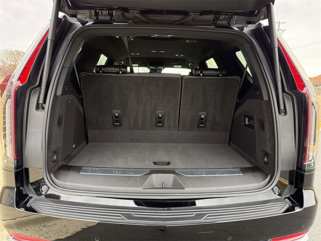 Used 2024 Cadillac Escalade Luxury image 29