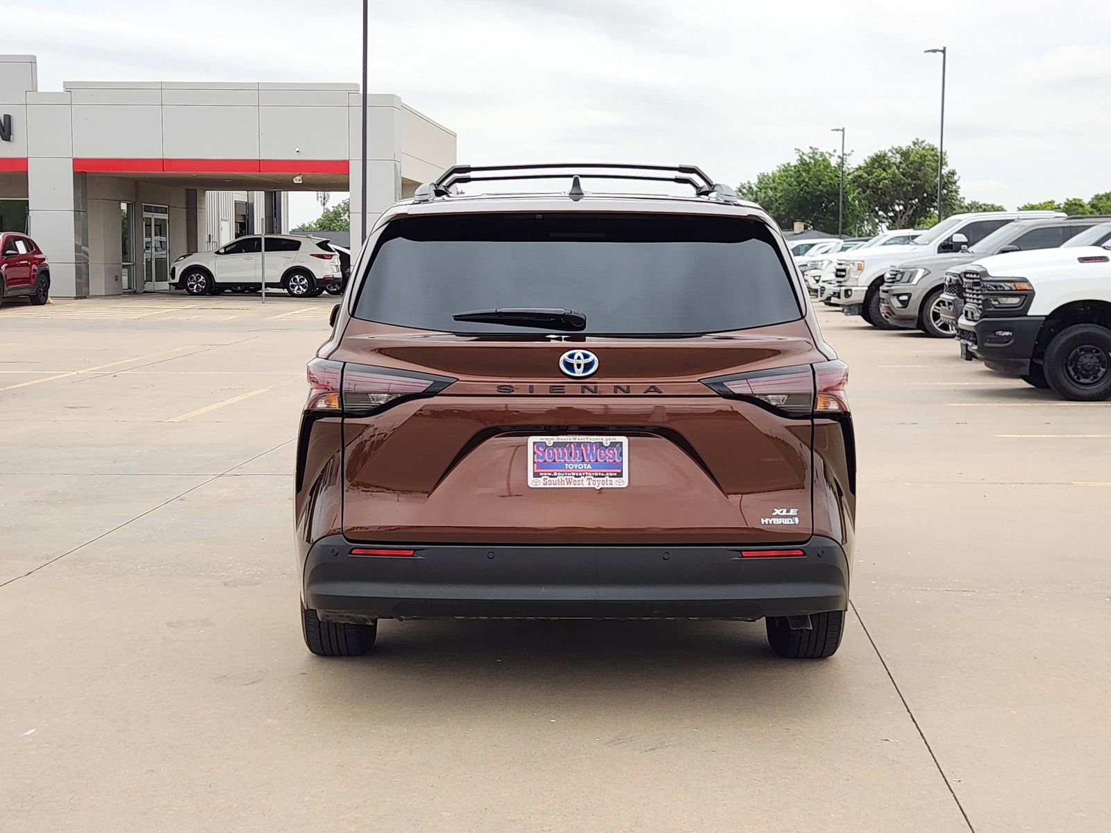 Used 2023 Toyota Sienna XLE FWD image 8