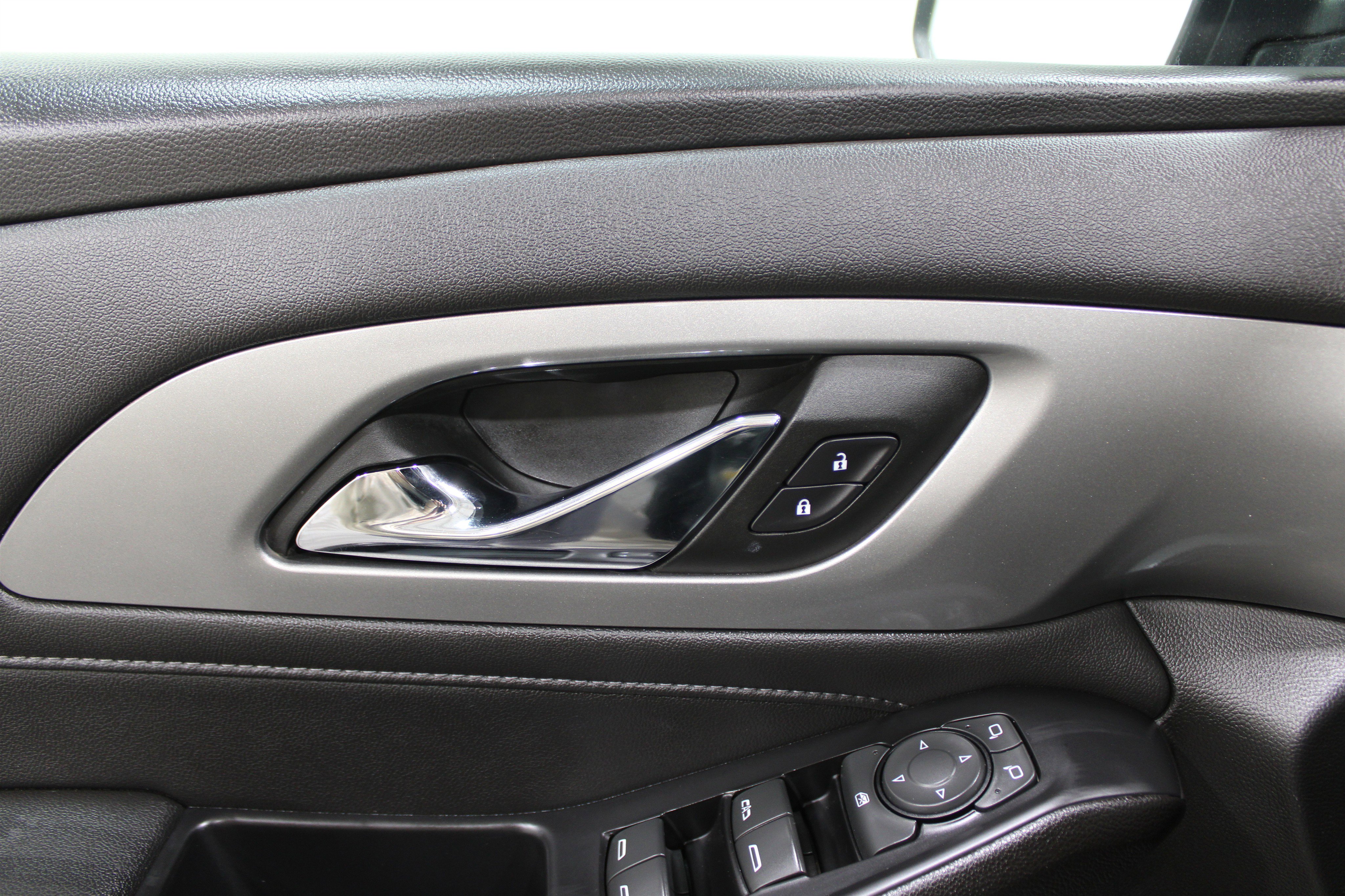 Used 2023 Chevrolet Traverse LT image 8