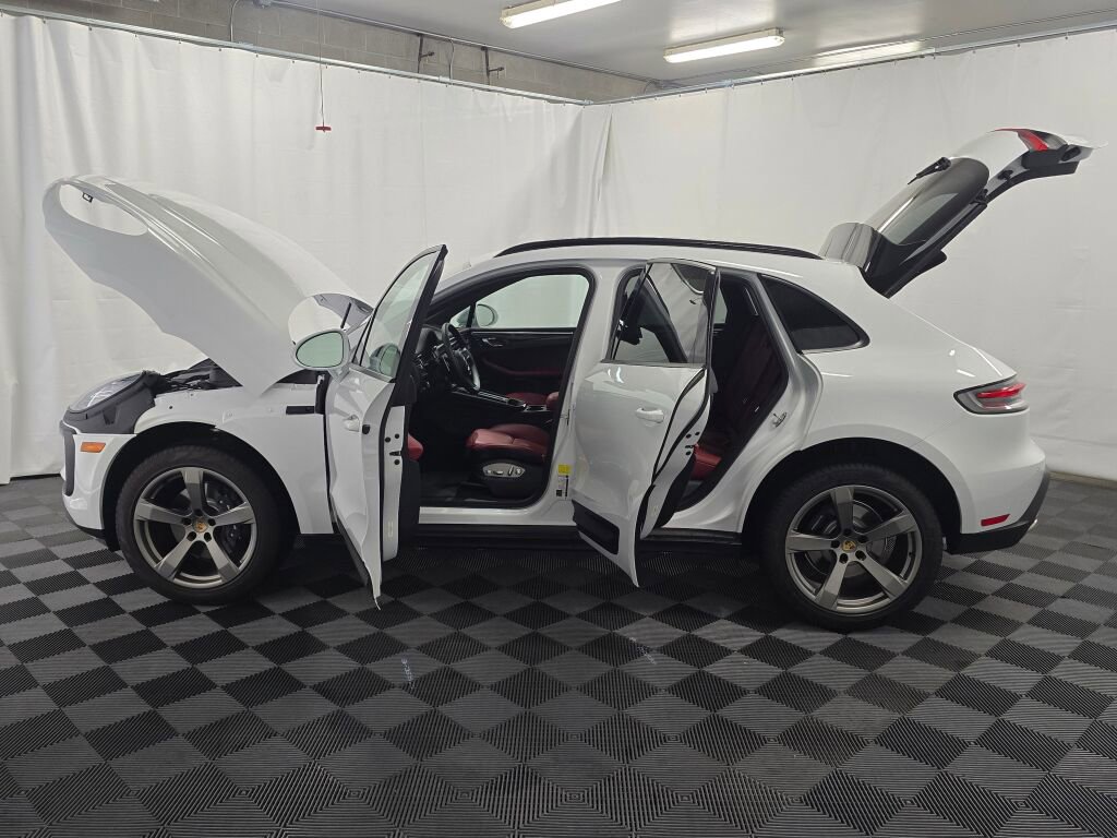 Certified 2025 Porsche Macan image 13