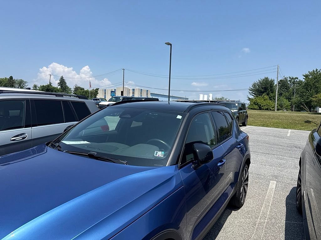 Used 2021 Volvo XC40 P8 Recharge w/ Advanced Package AWD/4WD image 9