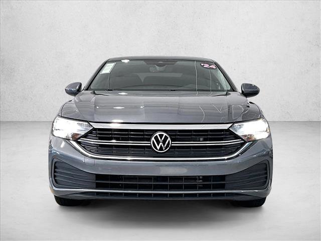 Used 2024 Volkswagen Jetta SE image 3