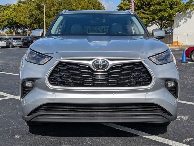 Used 2022 Toyota Highlander XLE image 2