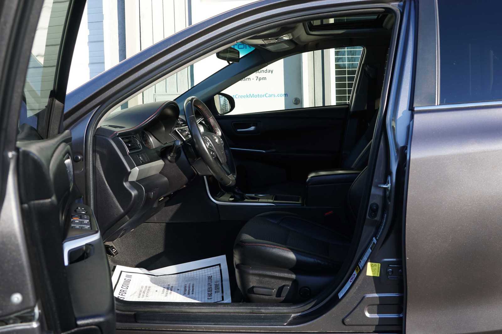 Used 2017 Toyota Camry SE w/ Moonroof Package image 39